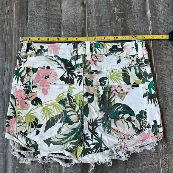 Guess Tropical Floral Cutoff Distressed Shorts 25 - Picture 2 of 5